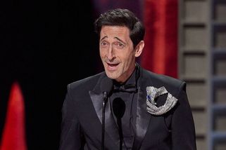 Adrien Brody na Oscarech znovu znechutil diváky odporným gestem. Letos zašel ještě dál